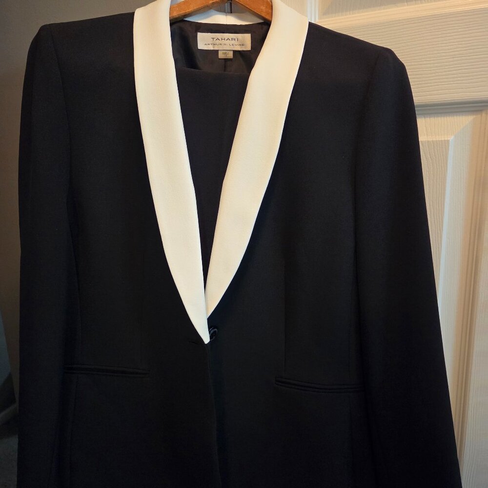 Tahari Arthur Levine NWT size 14 pant suit B&W white